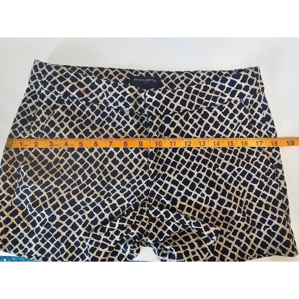Women's Banana Republic Hampton Shorts, Size 4, Navy & Beige Geo Animal Print - Picture 5 of 7